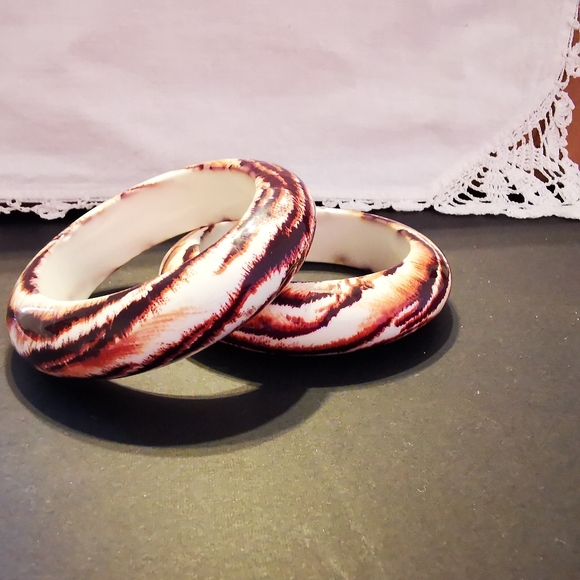 Pair of Chunky Domed Animal Tiger Print Plastic Bangle Bracelets - Picture 3 of 16